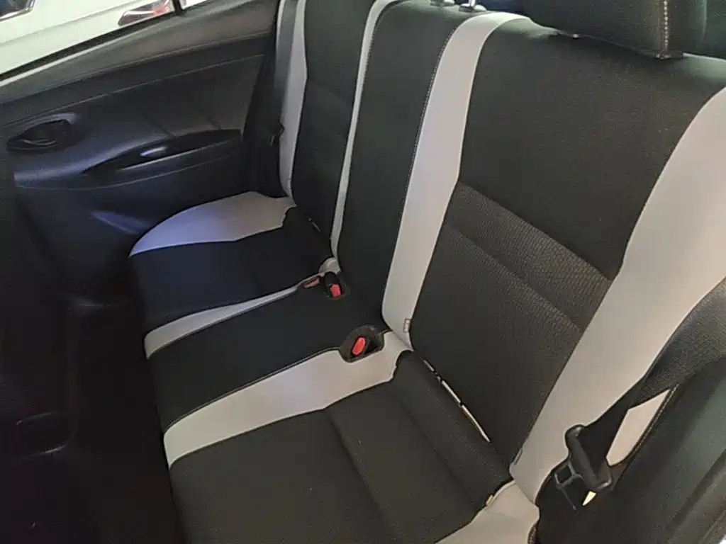 Toyota Yaris L — фото 13