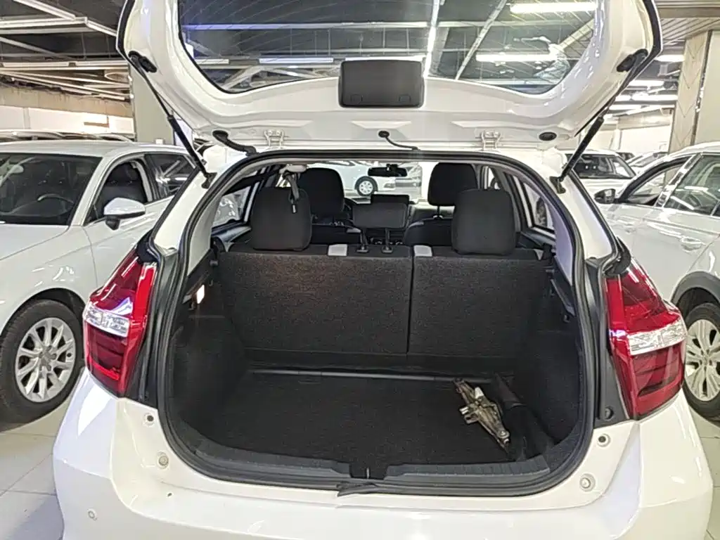 Toyota Yaris L — фото 15