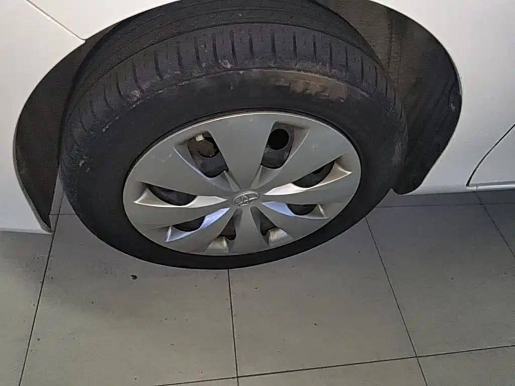 Toyota Yaris L — фото 25