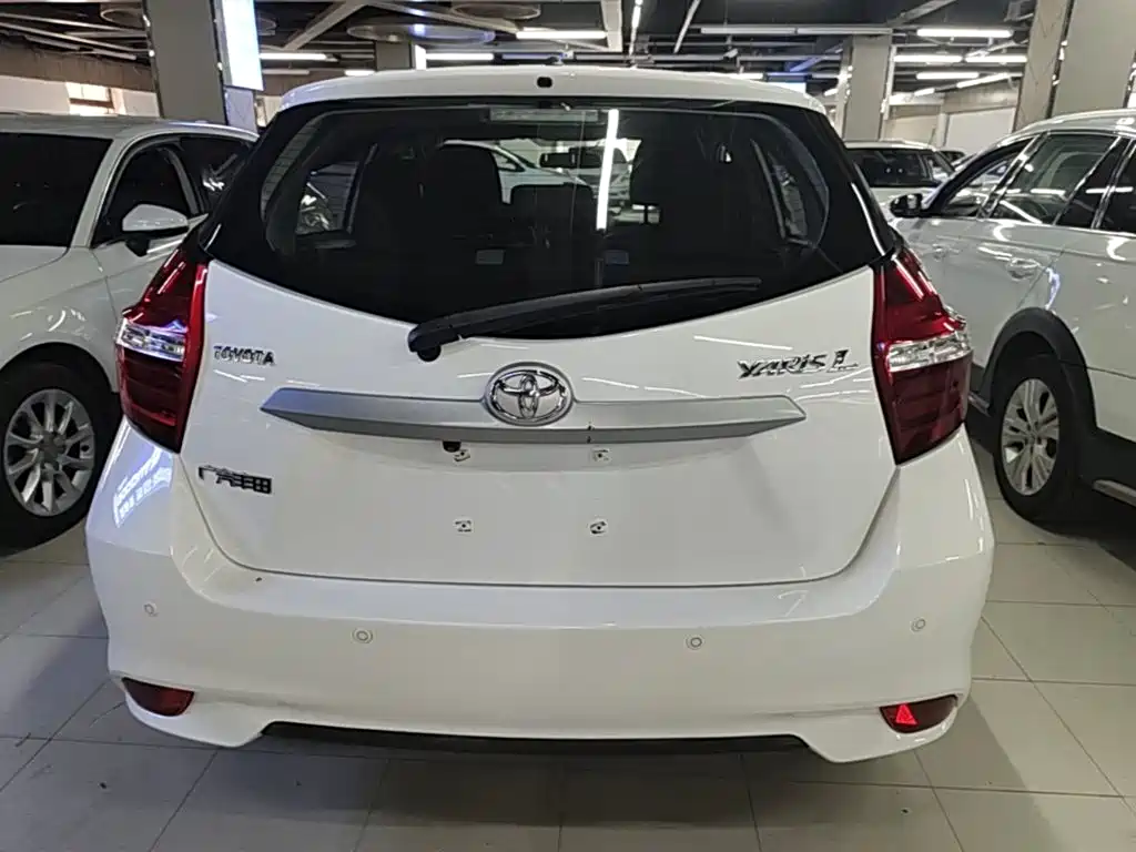 Toyota Yaris L — фото 4