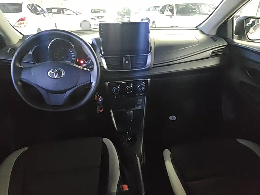 Toyota Yaris L — фото 6