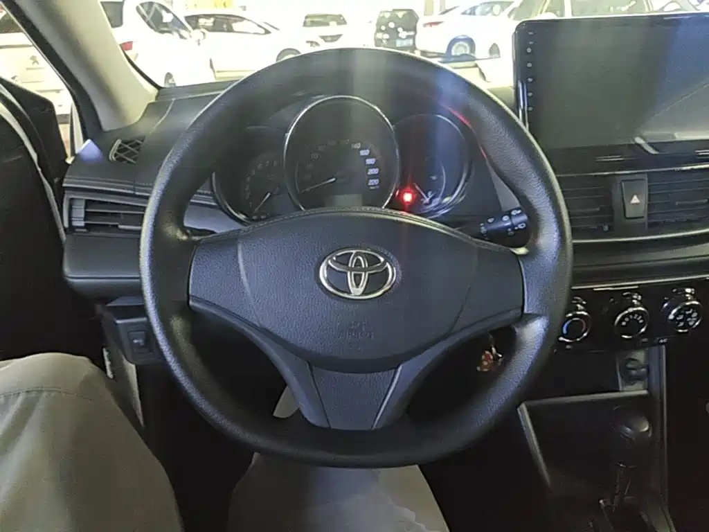 Toyota Yaris L — фото 7