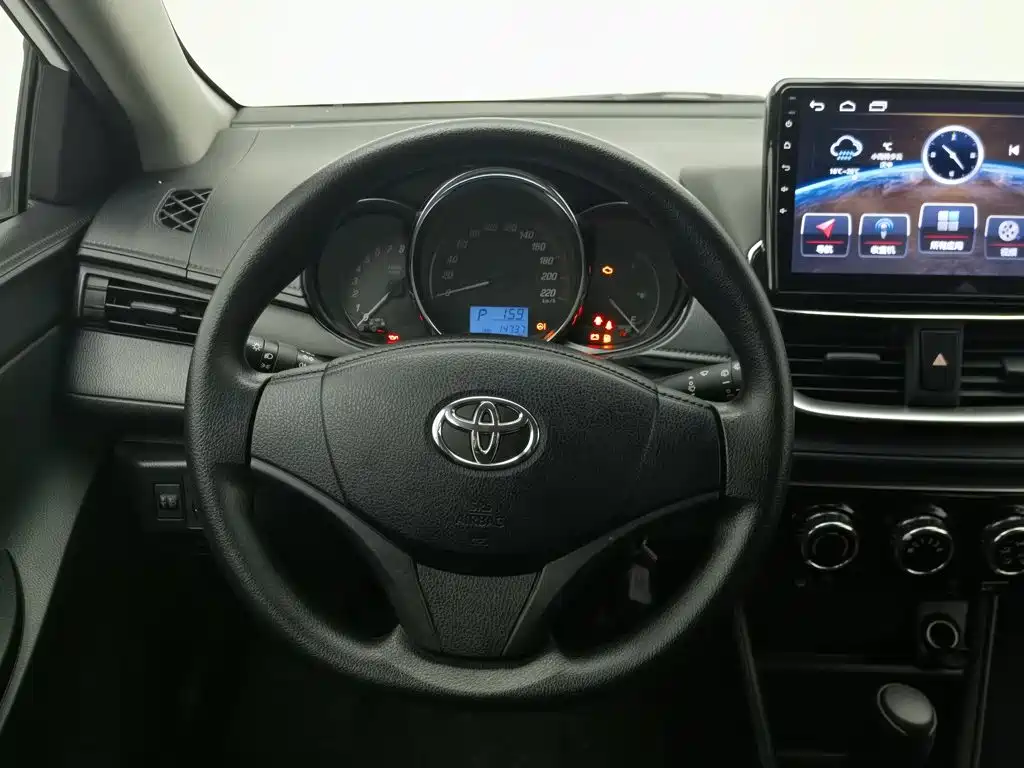 Toyota Yaris L — фото 11