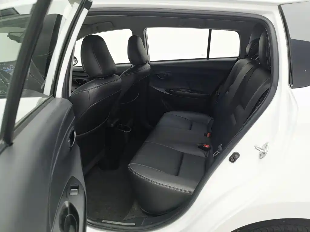 Toyota Yaris L — фото 15