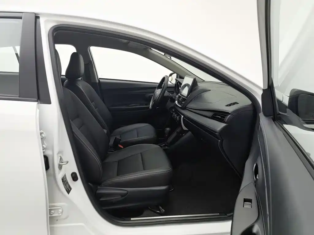 Toyota Yaris L — фото 23
