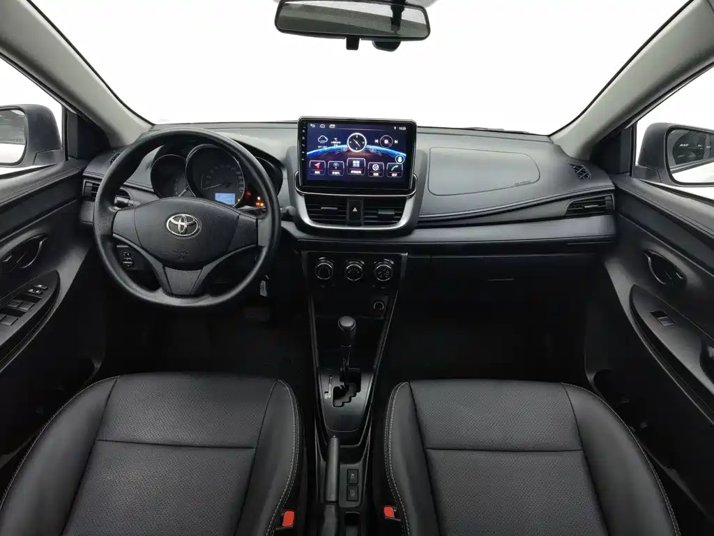 Toyota Yaris L — фото 5
