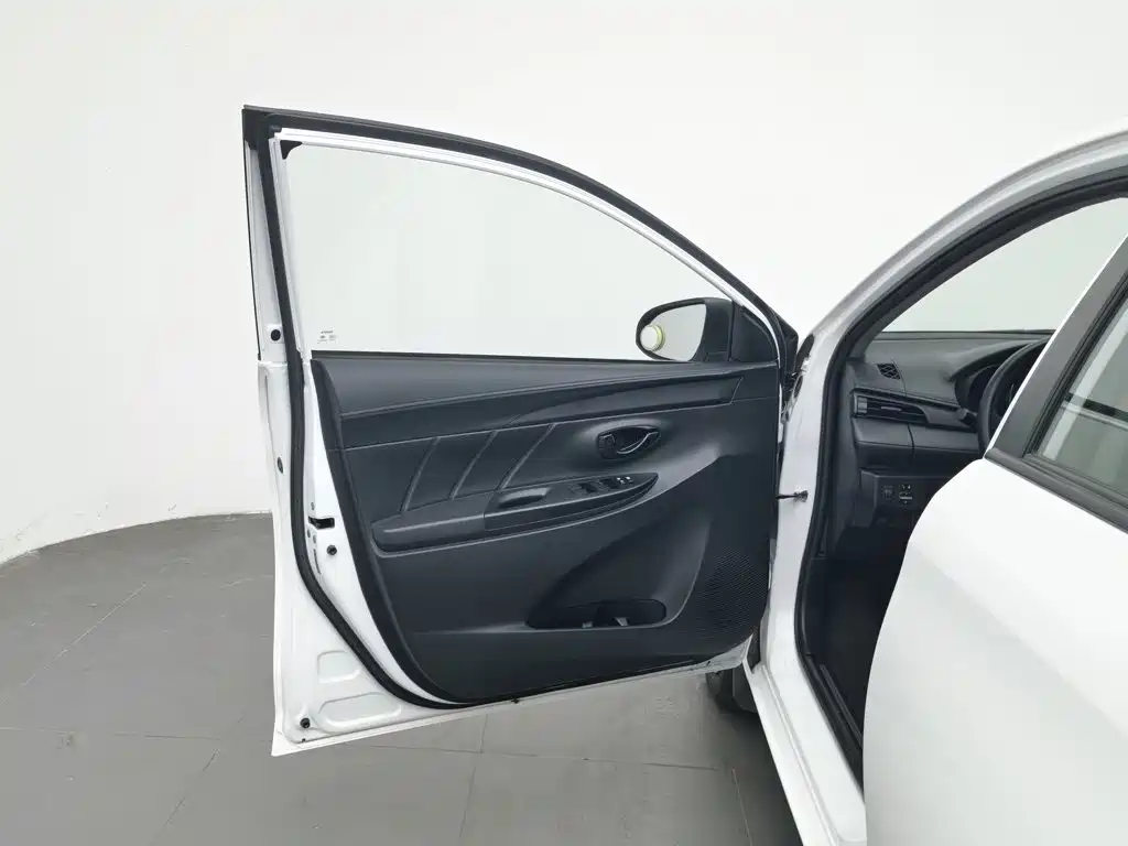 Toyota Yaris L — фото 8