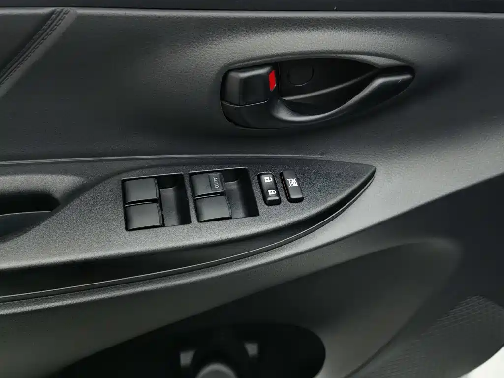 Toyota Yaris L — фото 9