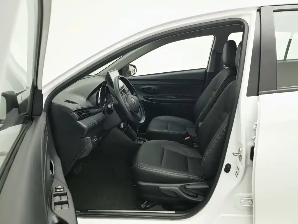 Toyota Yaris L — фото 10