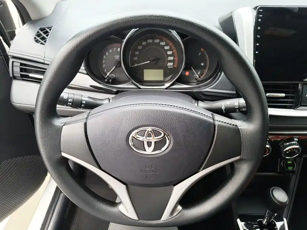 Toyota Yaris L — фото 11