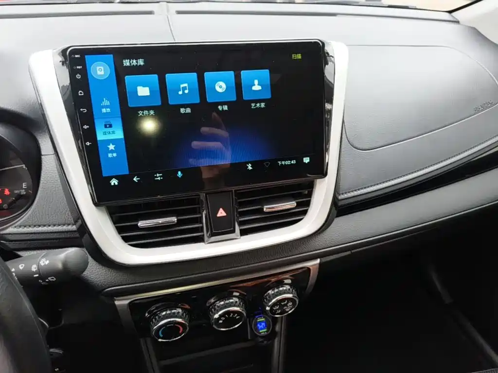 Toyota Yaris L — фото 13