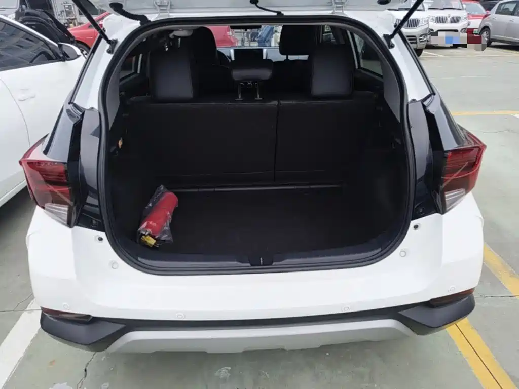 Toyota Yaris L — фото 19
