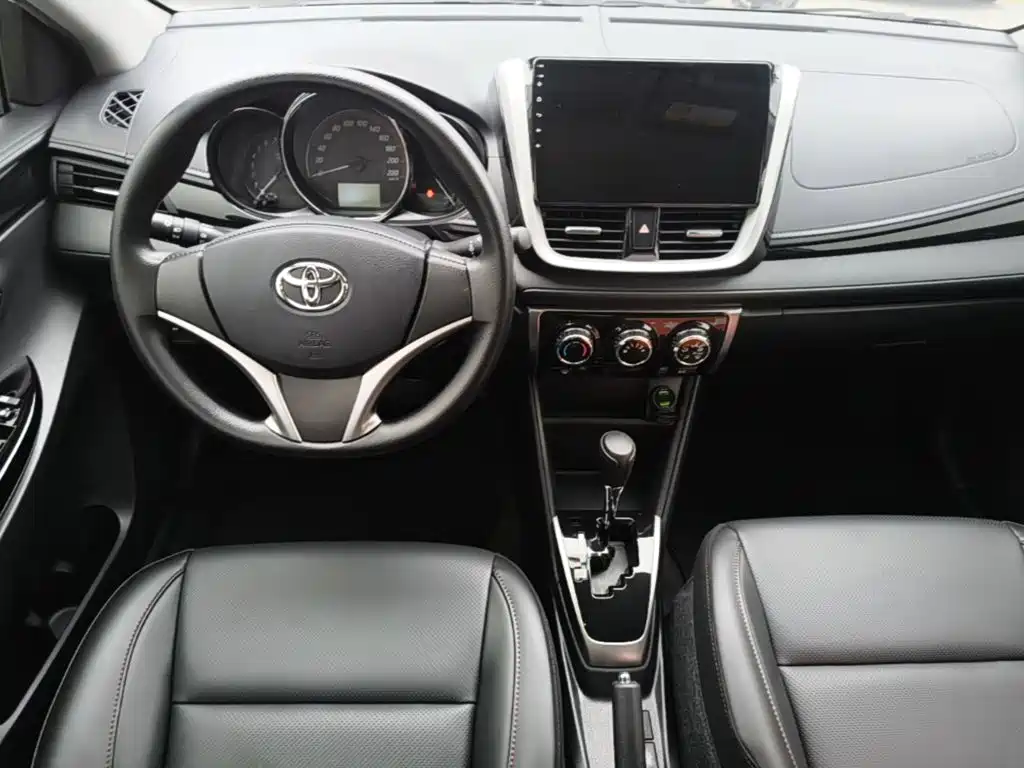 Toyota Yaris L — фото 10