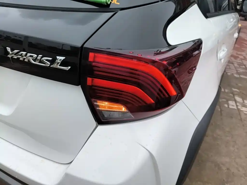 Toyota Yaris L — фото 8