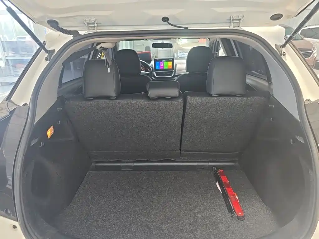 Toyota Yaris L — фото 15