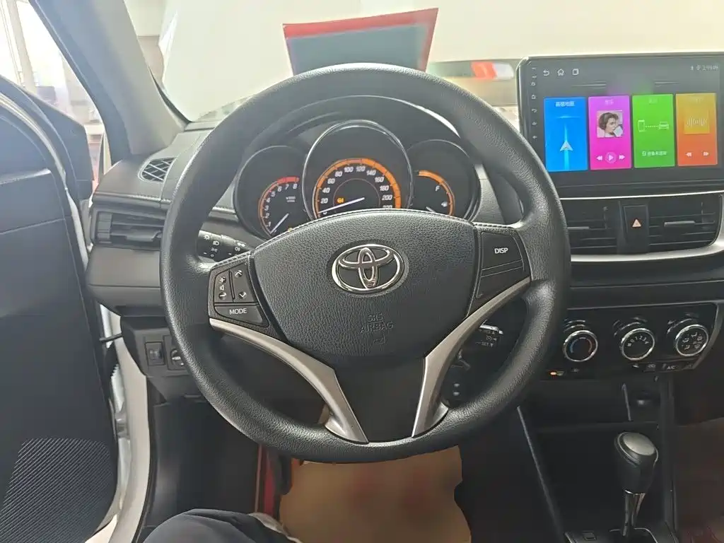 Toyota Yaris L — фото 7