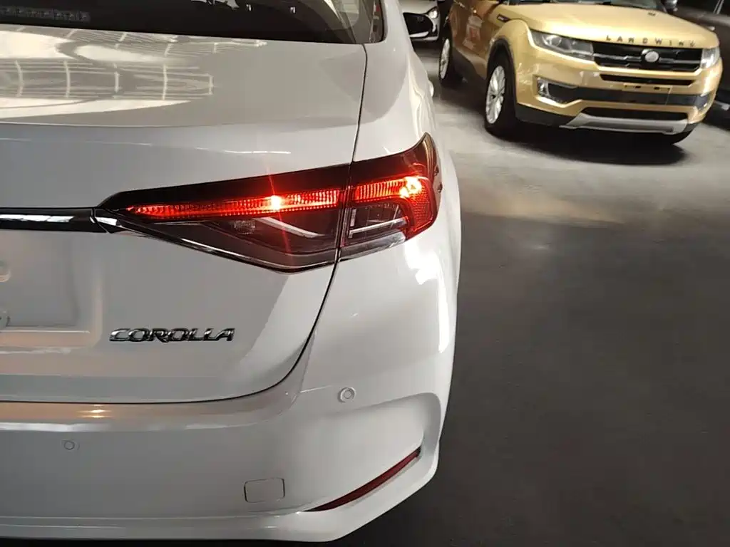 Toyota Corolla — фото 8