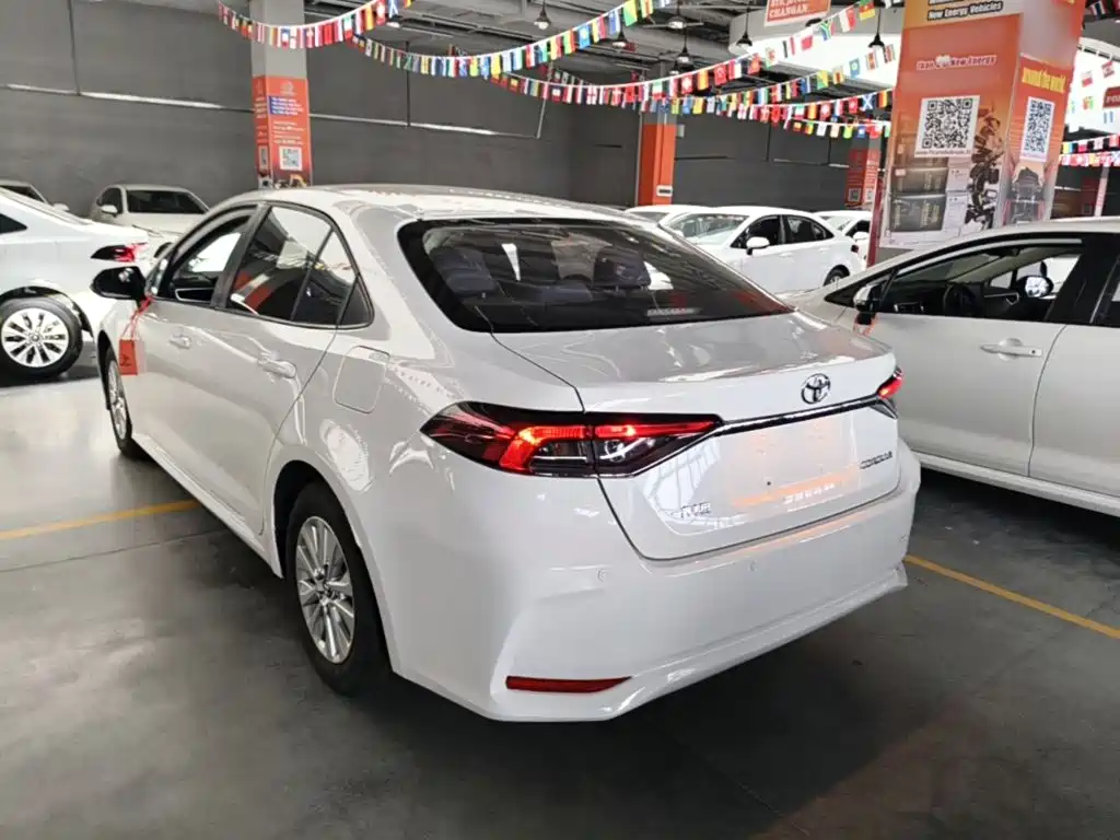 Toyota Corolla — фото 5