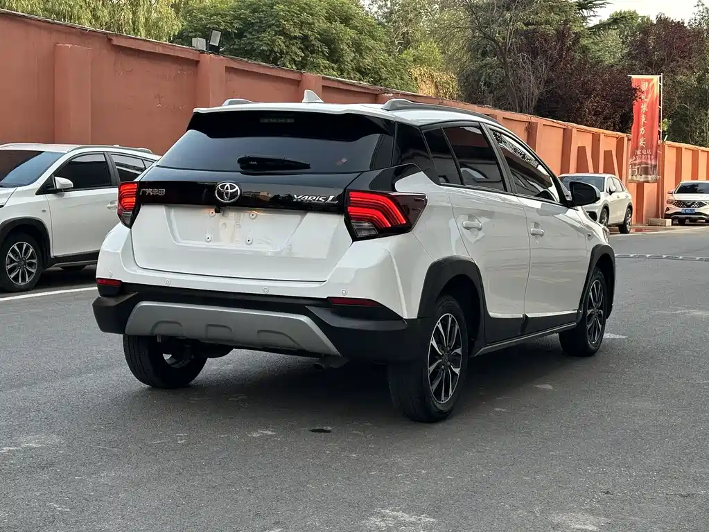 Toyota Yaris L — фото 3