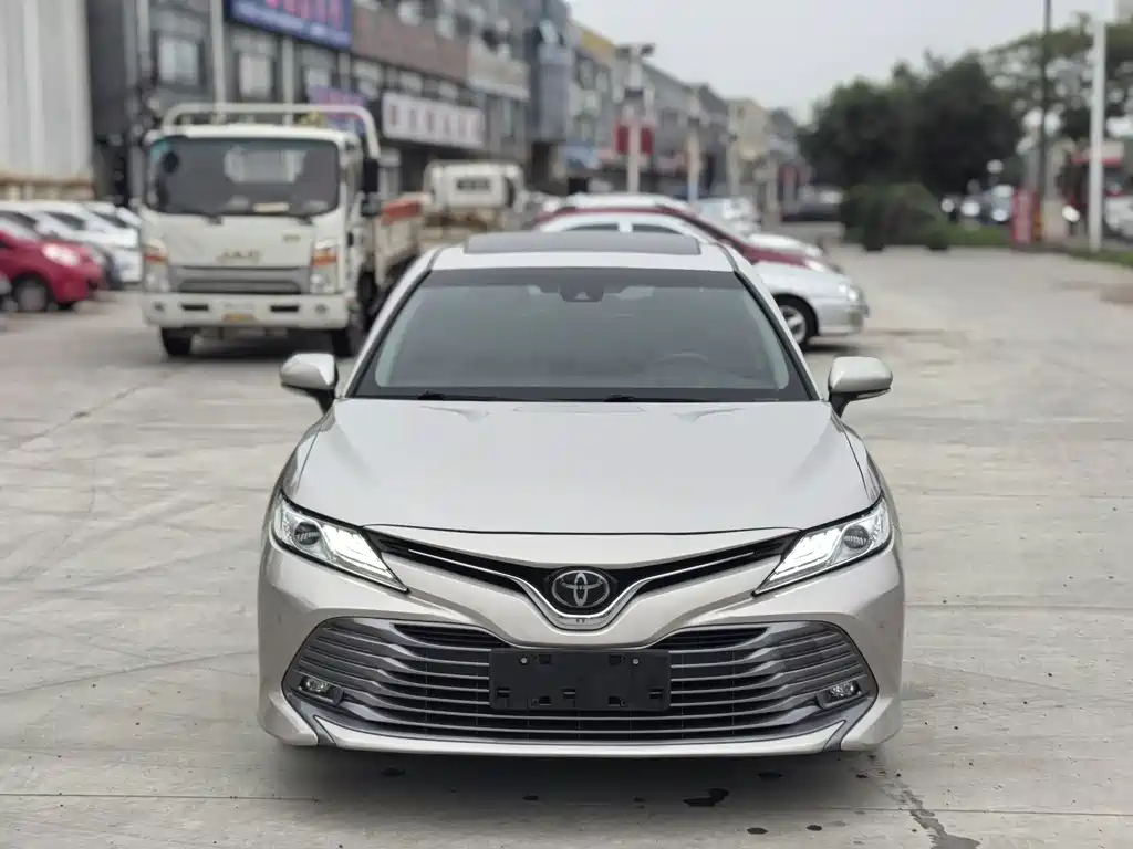 Toyota Camry — фото 2