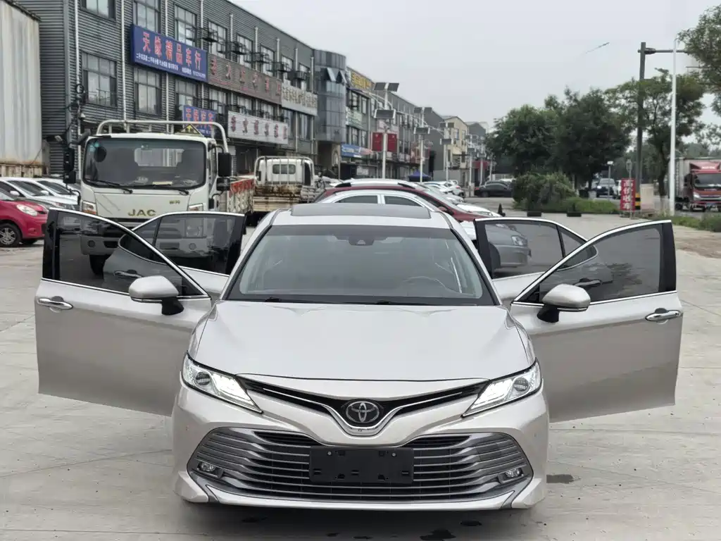 Toyota Camry — фото 14
