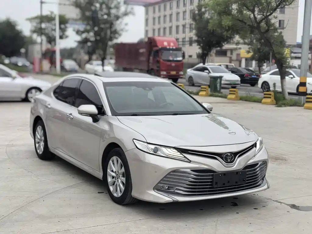 Toyota Camry — фото 3