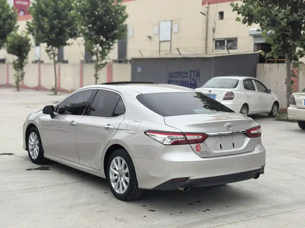Toyota Camry — фото 4