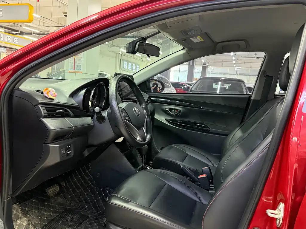 Toyota Yaris L — фото 4