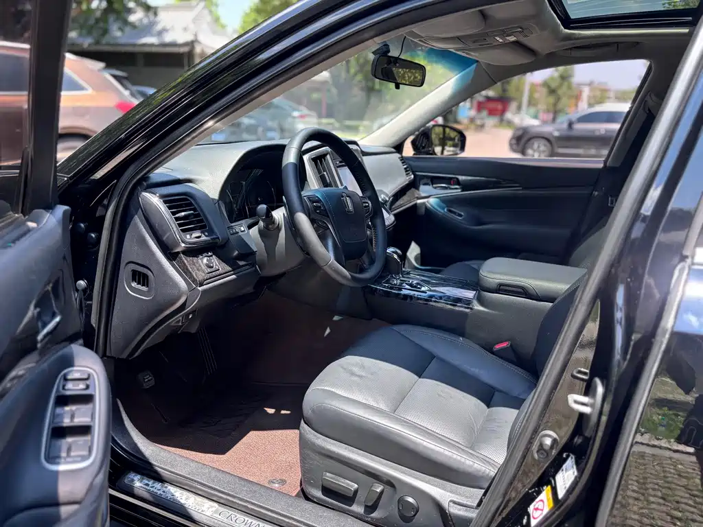 Toyota Crown — фото 13