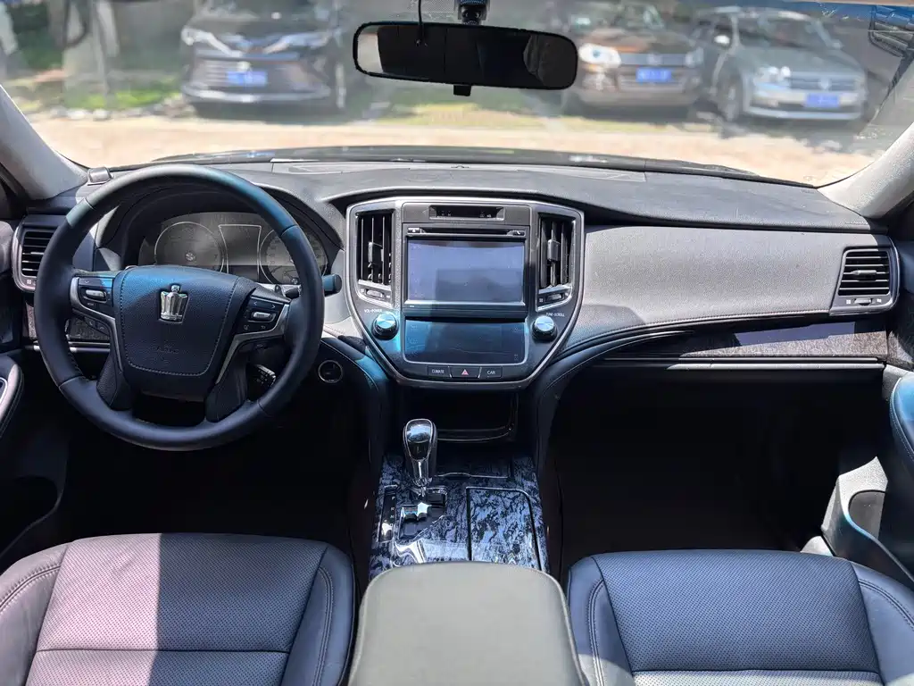 Toyota Crown — фото 17