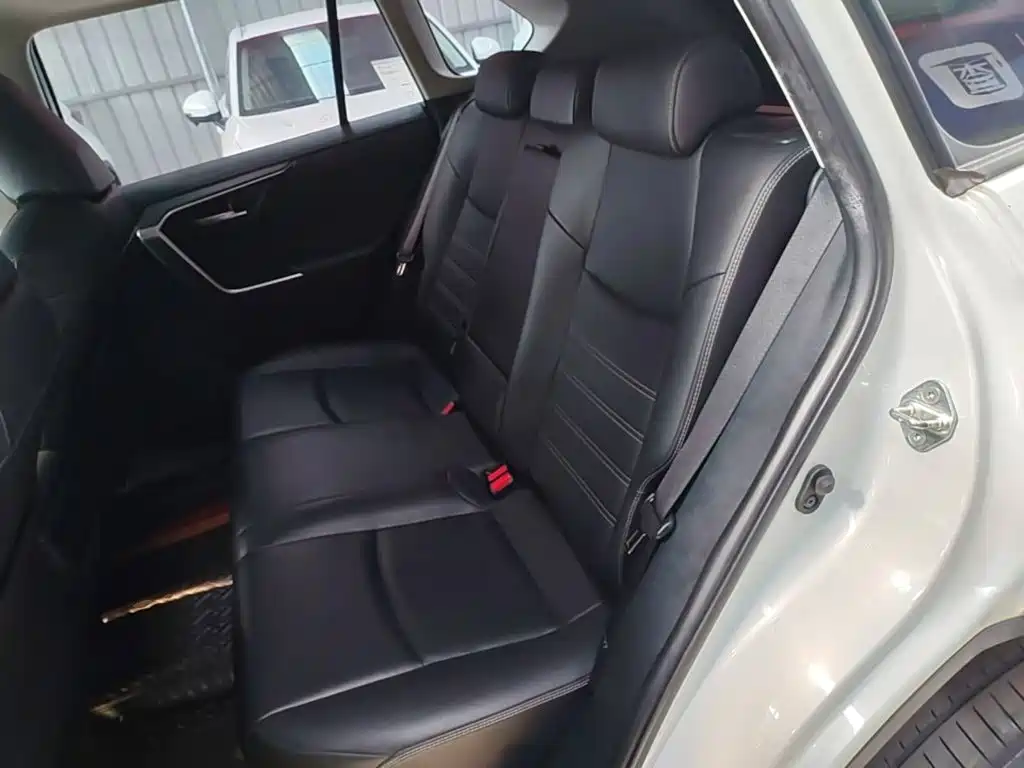Toyota RAV4 — фото 13