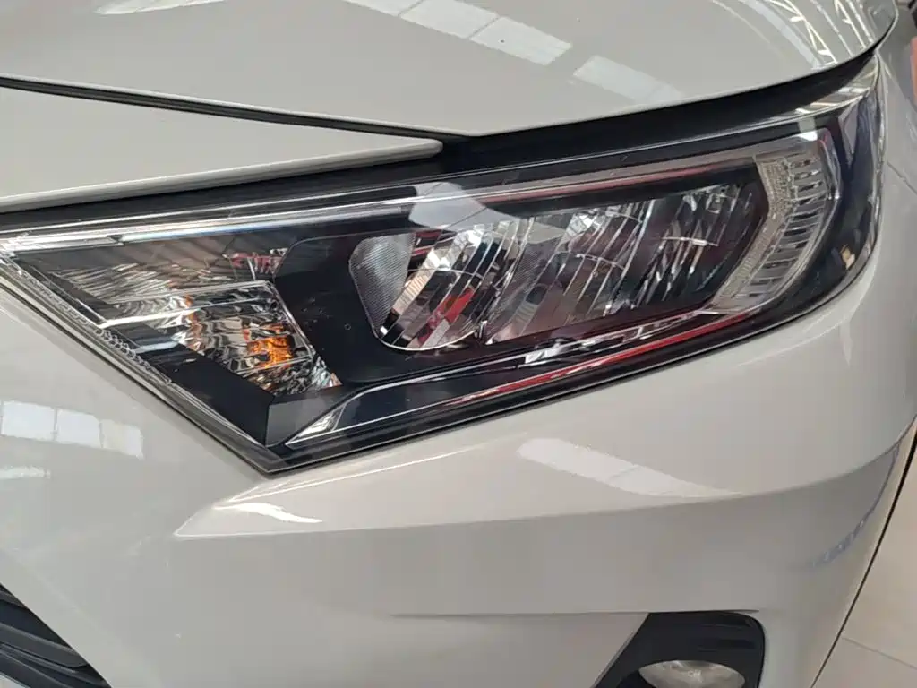 Toyota RAV4 — фото 18