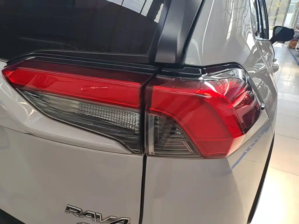 Toyota RAV4 — фото 24
