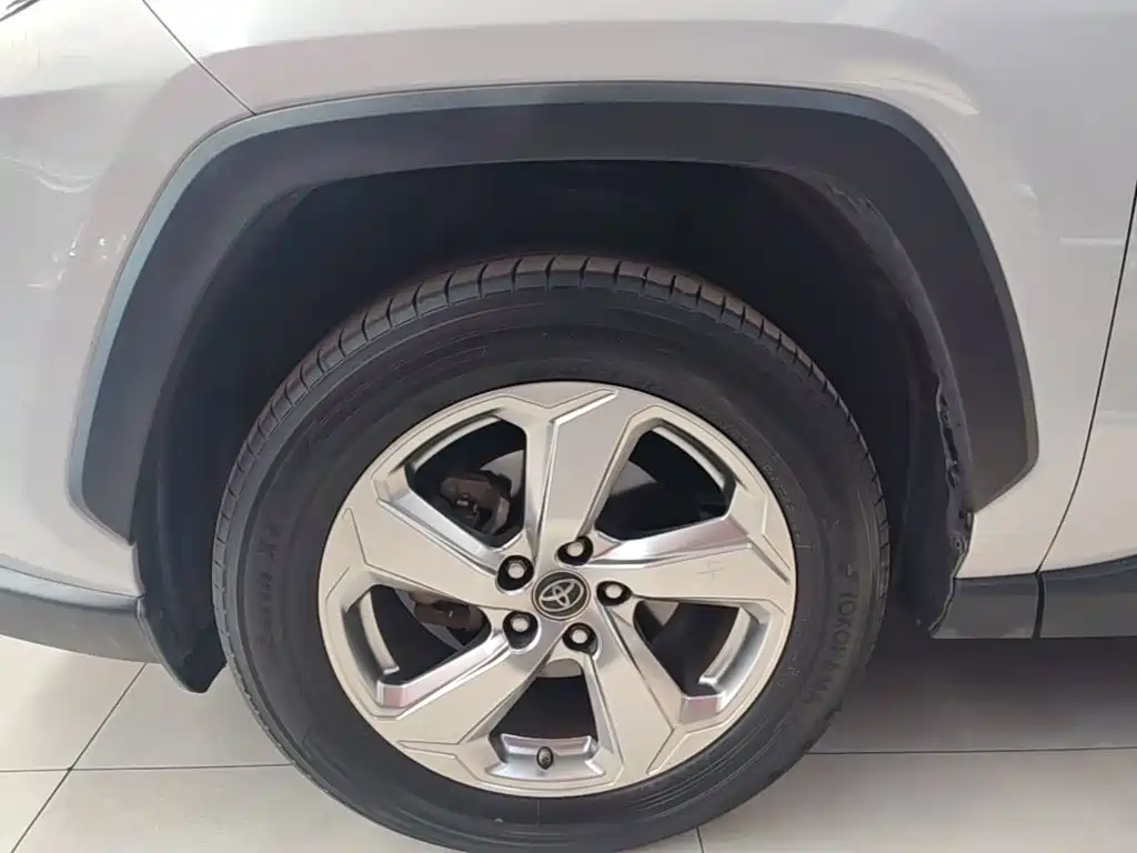 Toyota RAV4 — фото 25