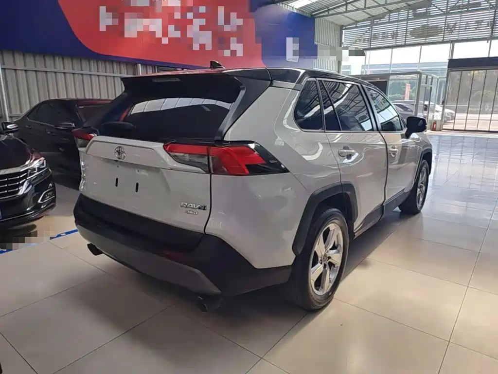 Toyota RAV4 — фото 5