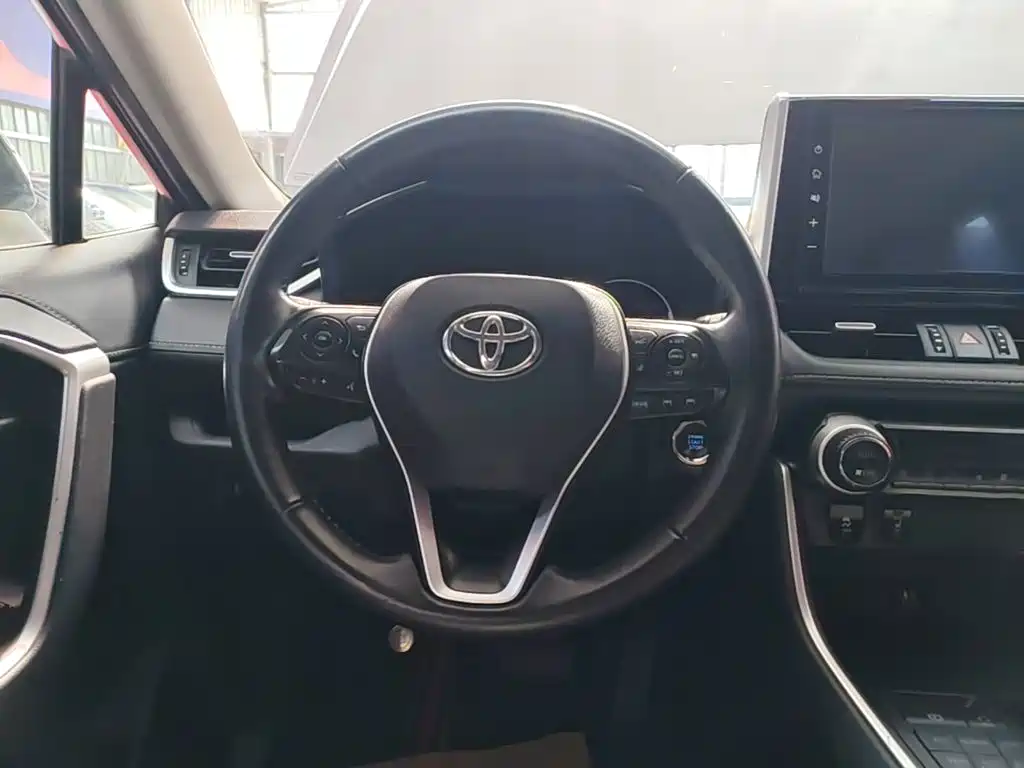 Toyota RAV4 — фото 7