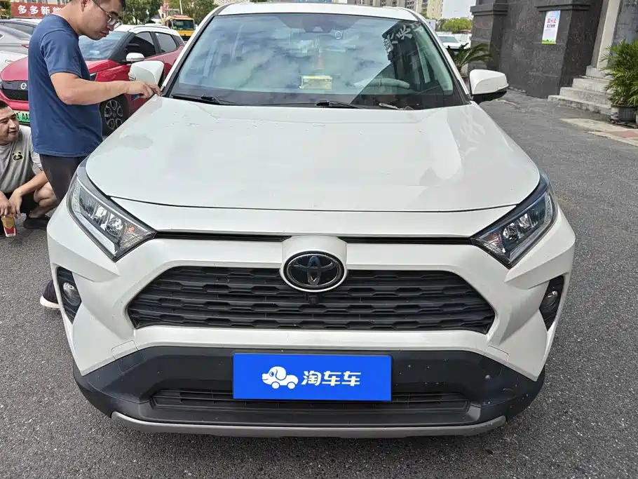 Toyota RAV4 — фото 2