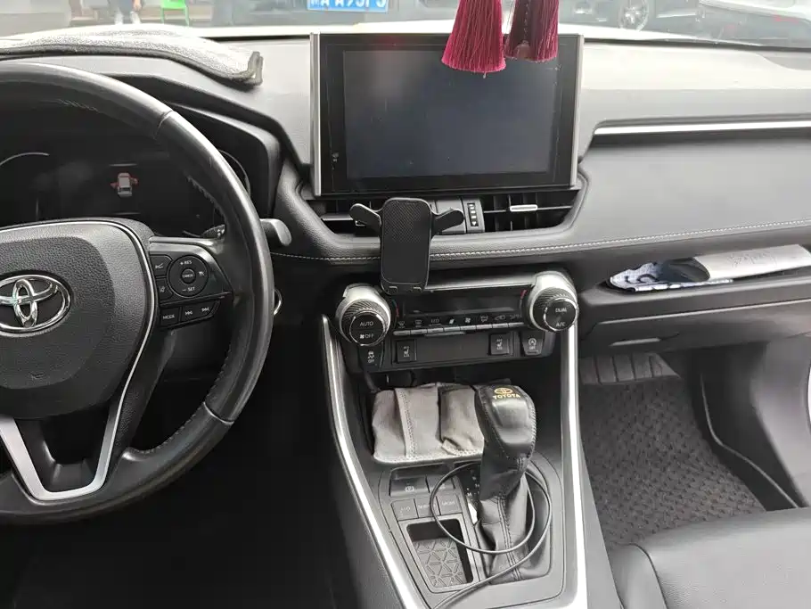 Toyota RAV4 — фото 13