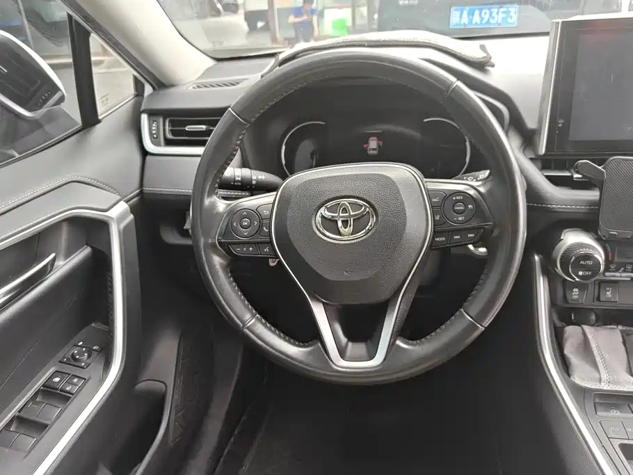 Toyota RAV4 — фото 15