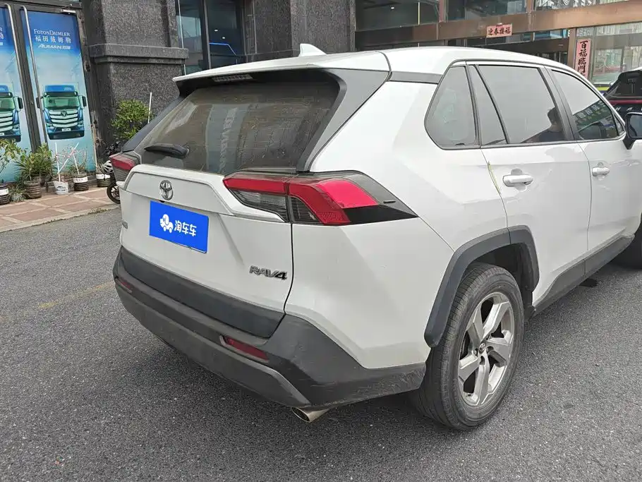 Toyota RAV4 — фото 3