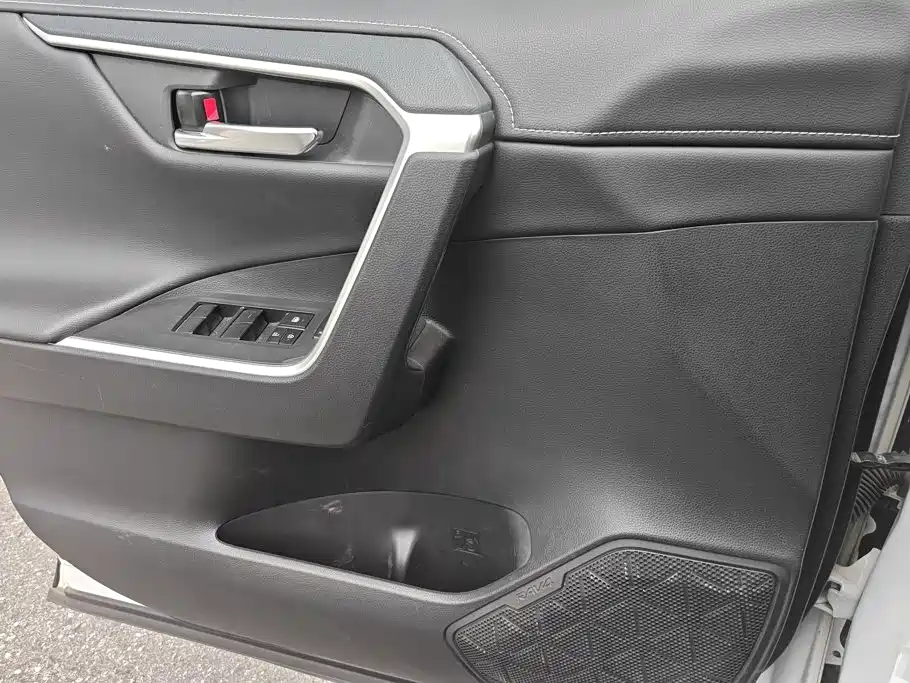 Toyota RAV4 — фото 7