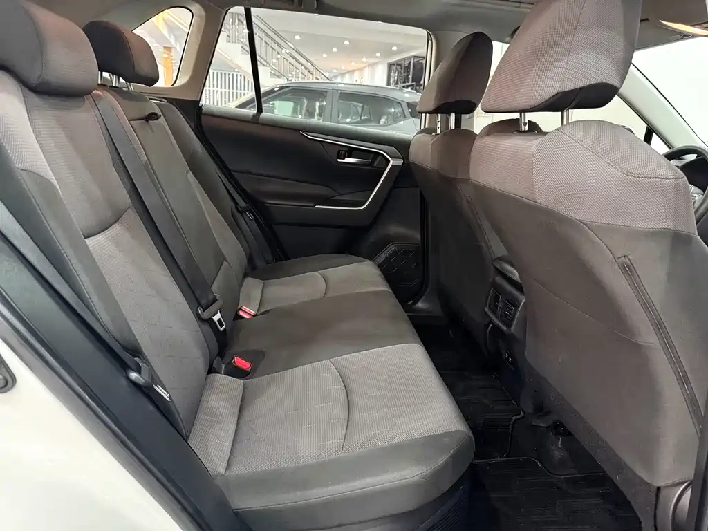 Toyota RAV4 — фото 11