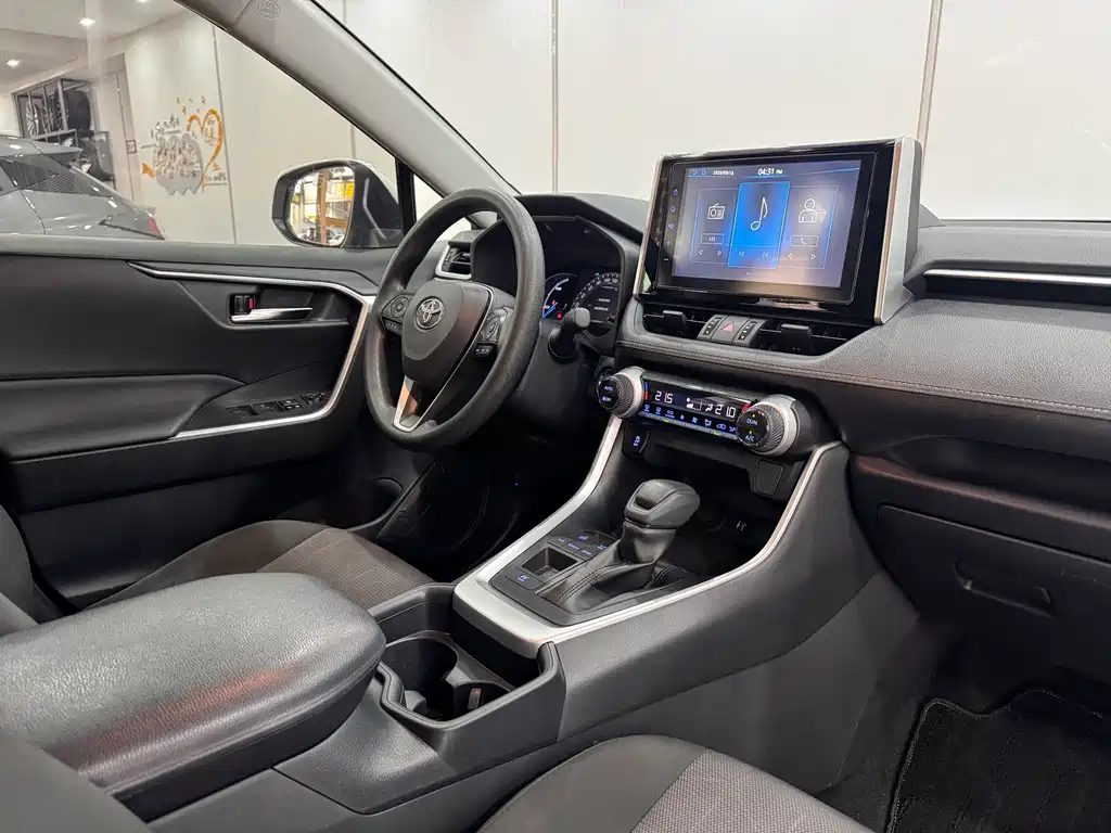 Toyota RAV4 — фото 14