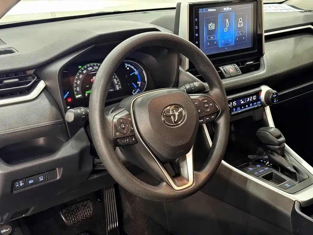 Toyota RAV4 — фото 17