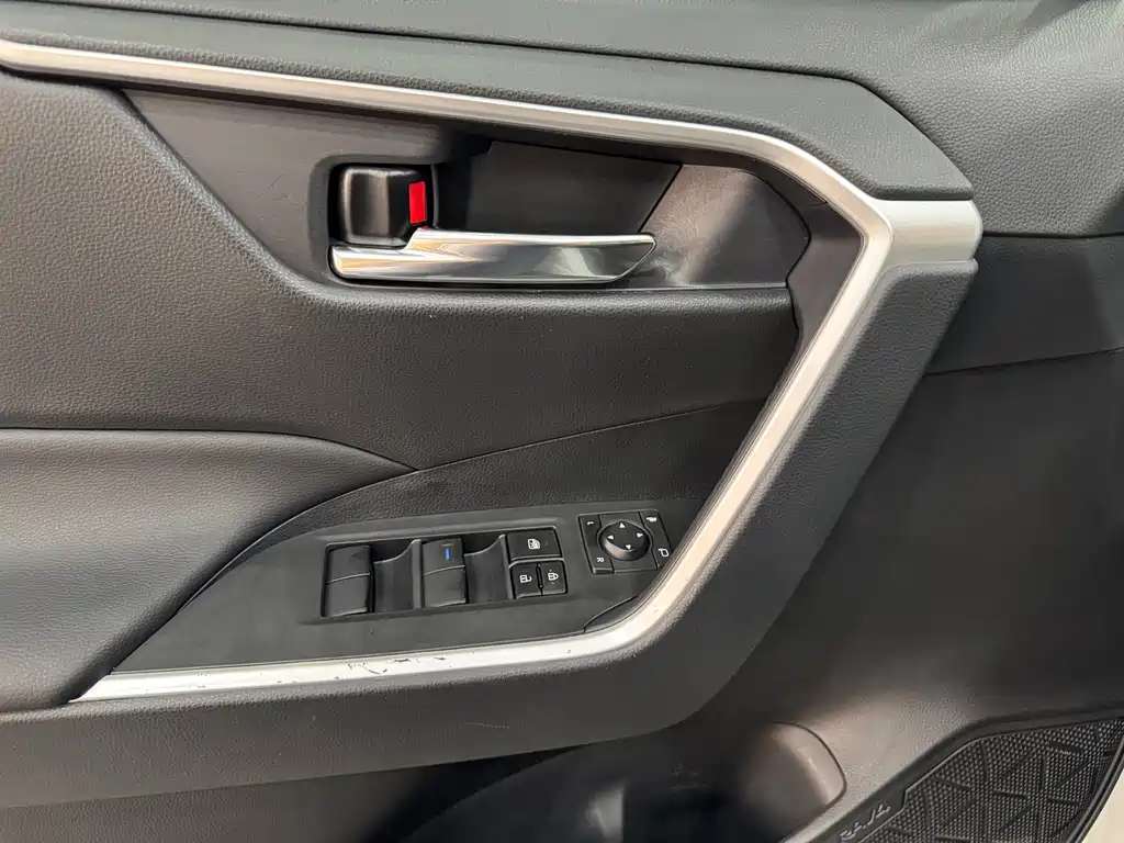 Toyota RAV4 — фото 18