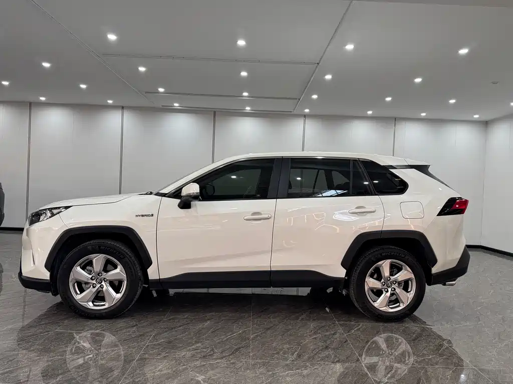 Toyota RAV4 — фото 7