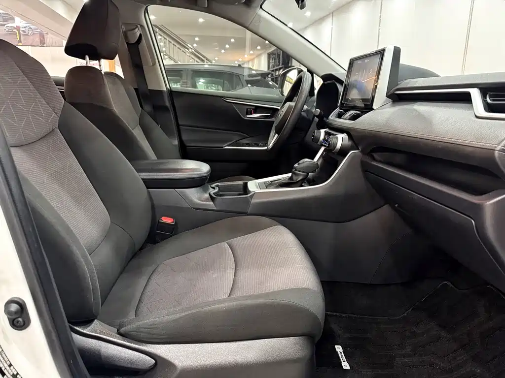 Toyota RAV4 — фото 10