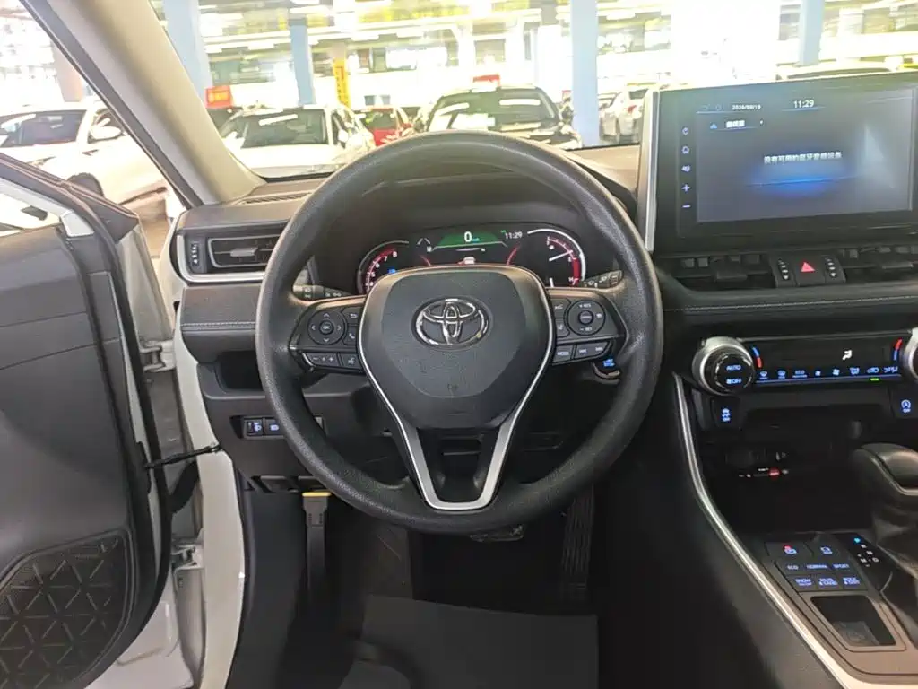 Toyota RAV4 — фото 11