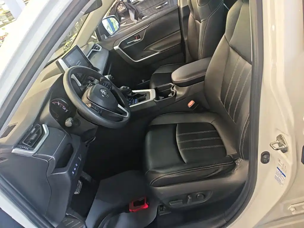 Toyota RAV4 — фото 15
