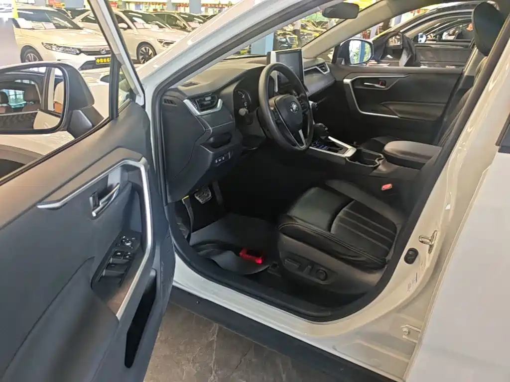 Toyota RAV4 — фото 16